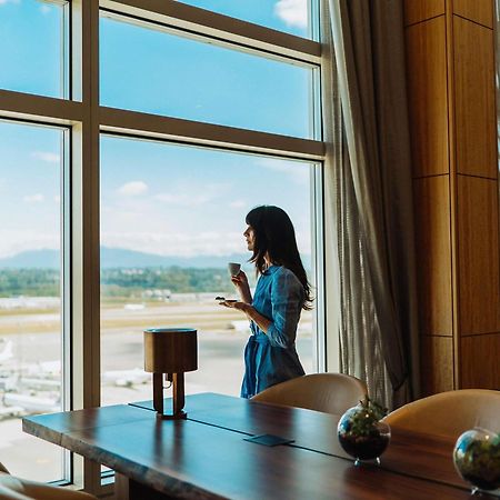 Fairmont Vancouver Airport In-Terminal Hotel Ричмънд Екстериор снимка