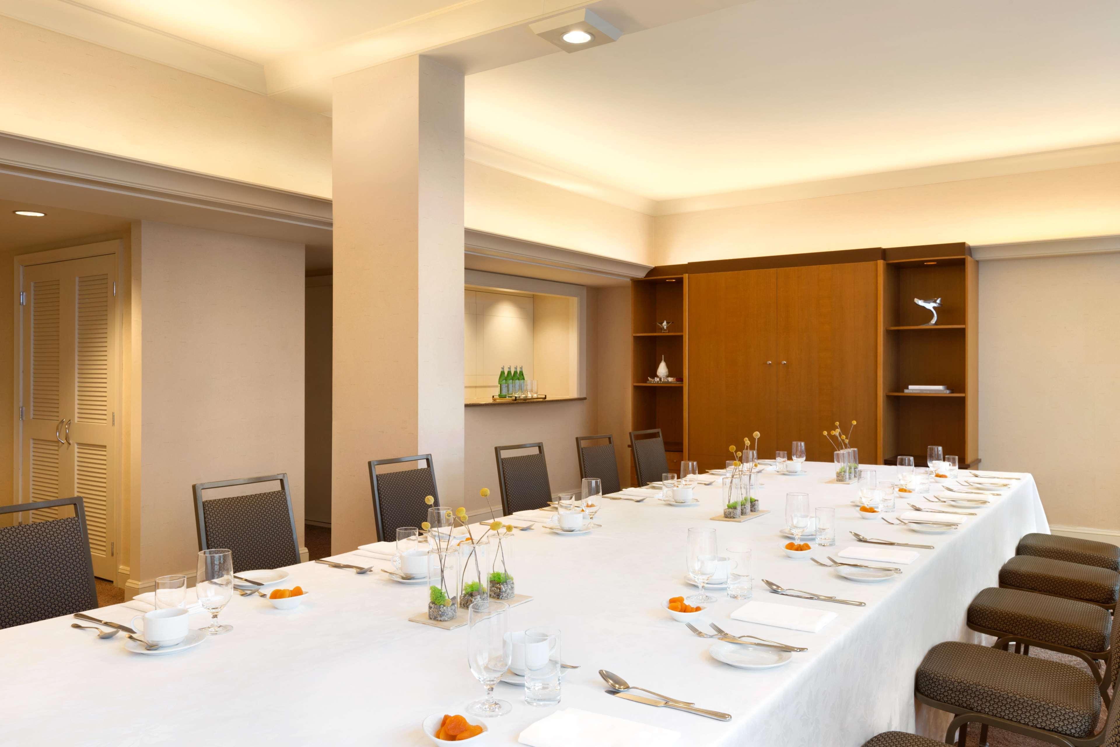 Fairmont Vancouver Airport In-Terminal Hotel Ричмънд Екстериор снимка A boardroom at the hotel