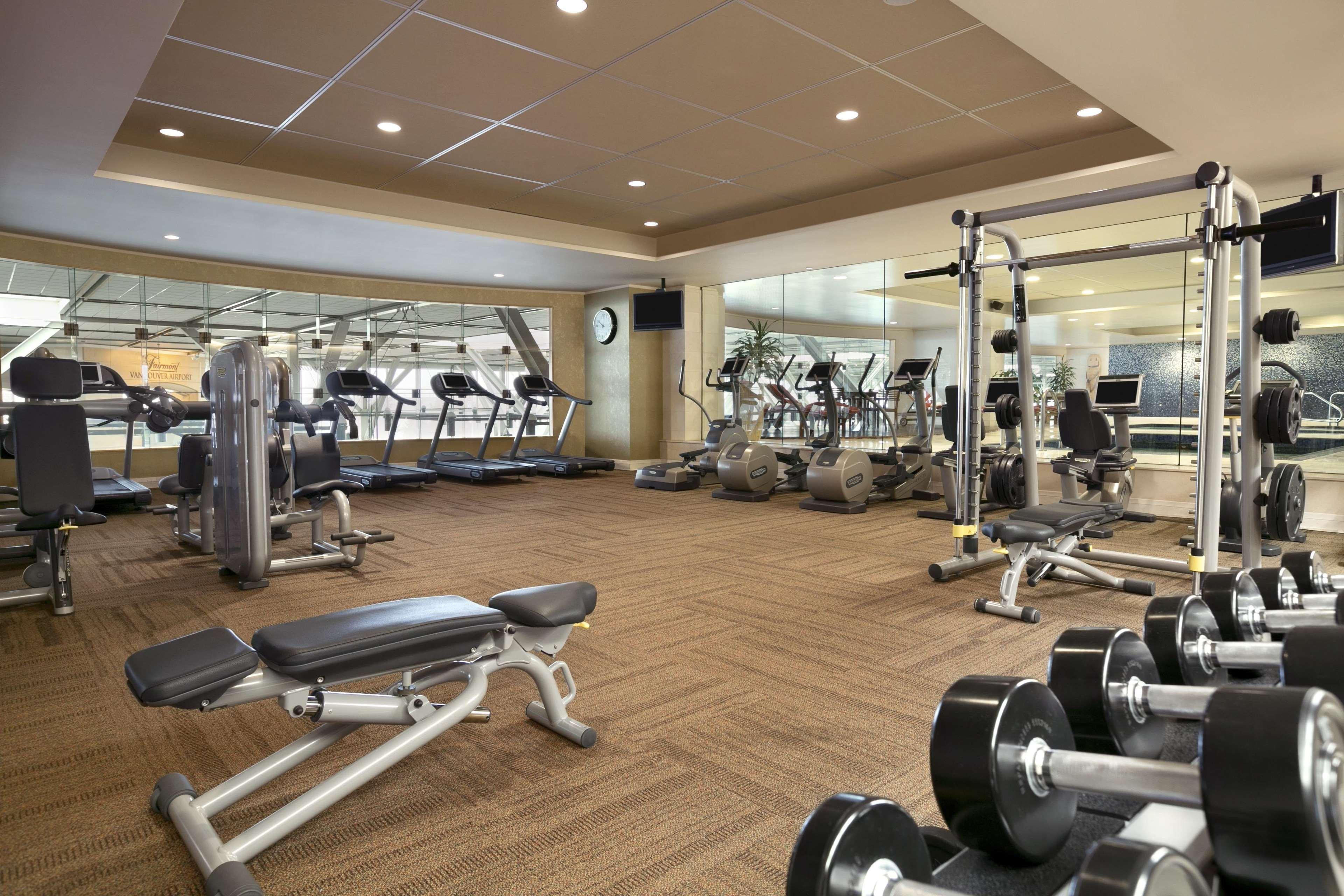 Fairmont Vancouver Airport In-Terminal Hotel Ричмънд Екстериор снимка A gym in a hotel