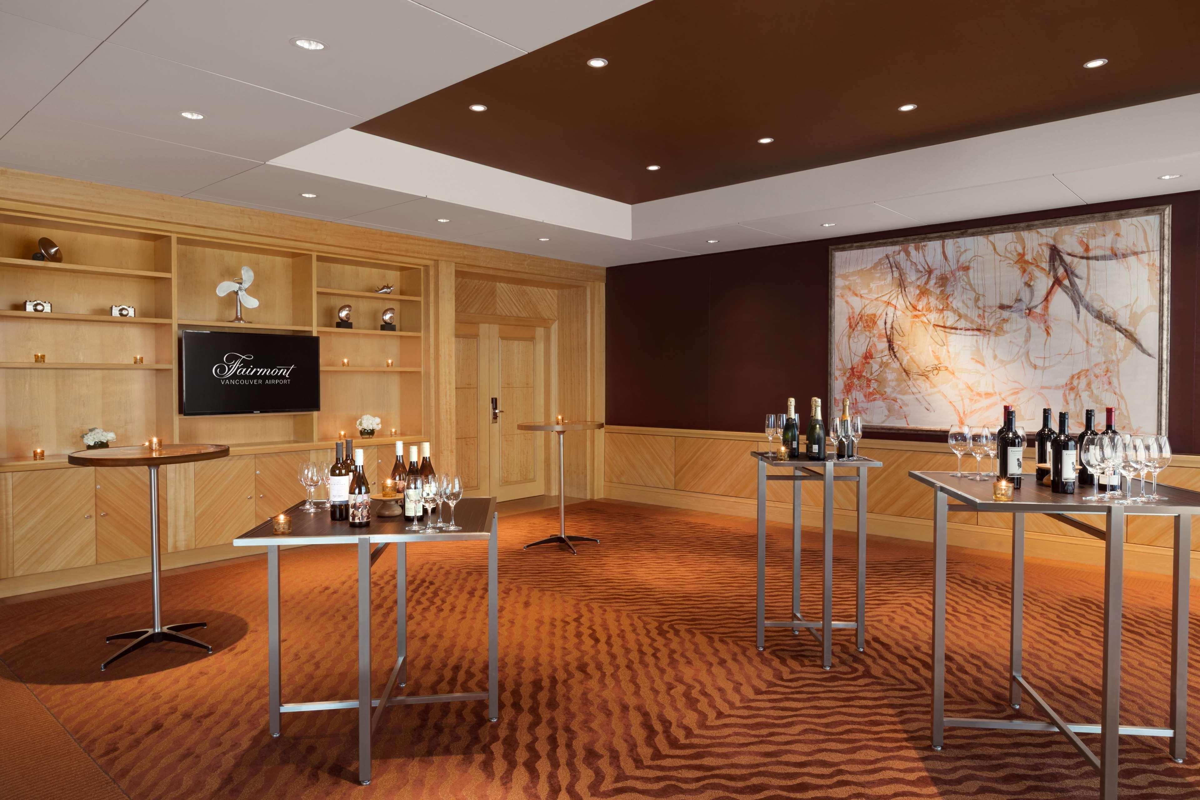 Fairmont Vancouver Airport In-Terminal Hotel Ричмънд Екстериор снимка A cocktail reception