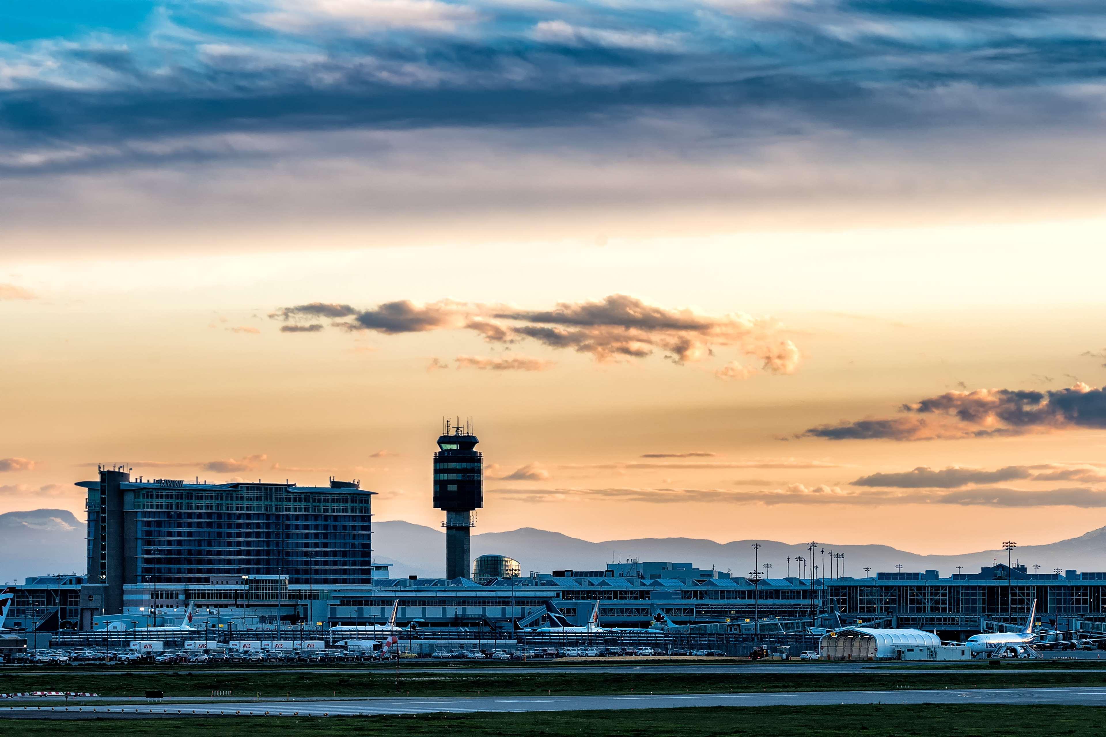 Fairmont Vancouver Airport In-Terminal Hotel Ричмънд Екстериор снимка The control tower at Munich Airport