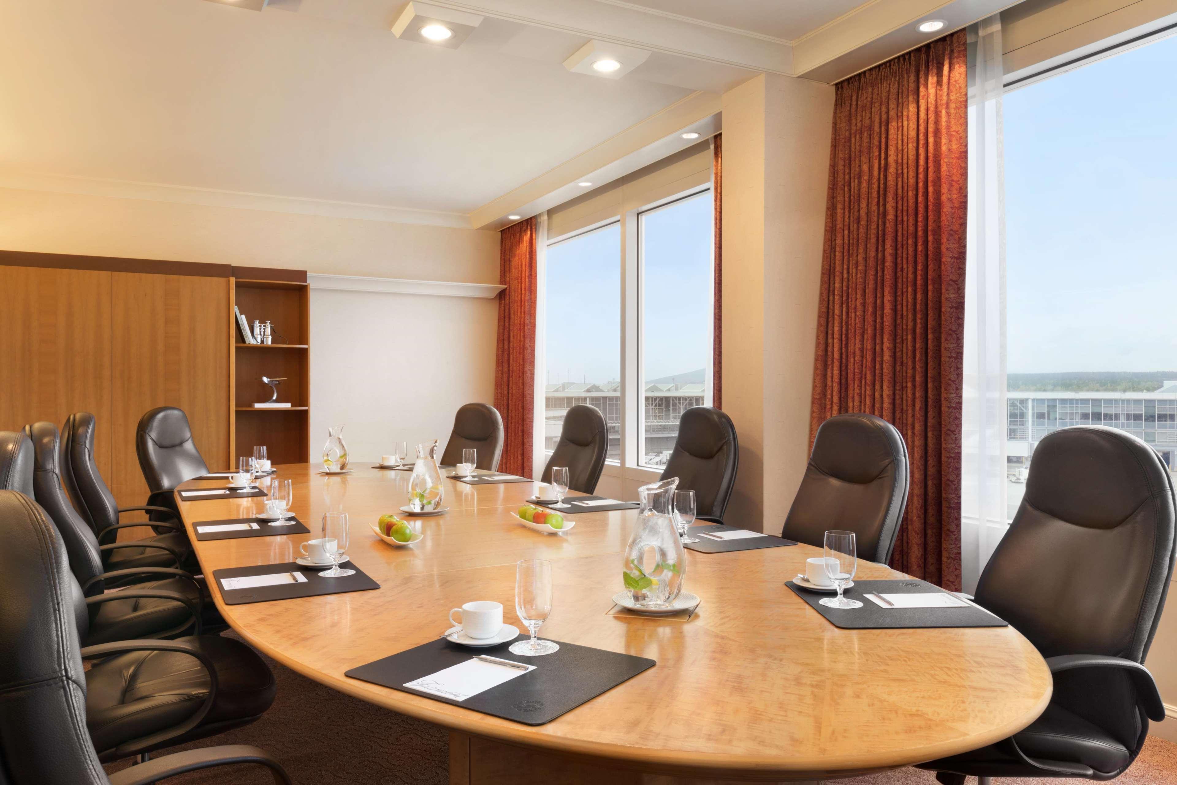 Fairmont Vancouver Airport In-Terminal Hotel Ричмънд Екстериор снимка Boardroom