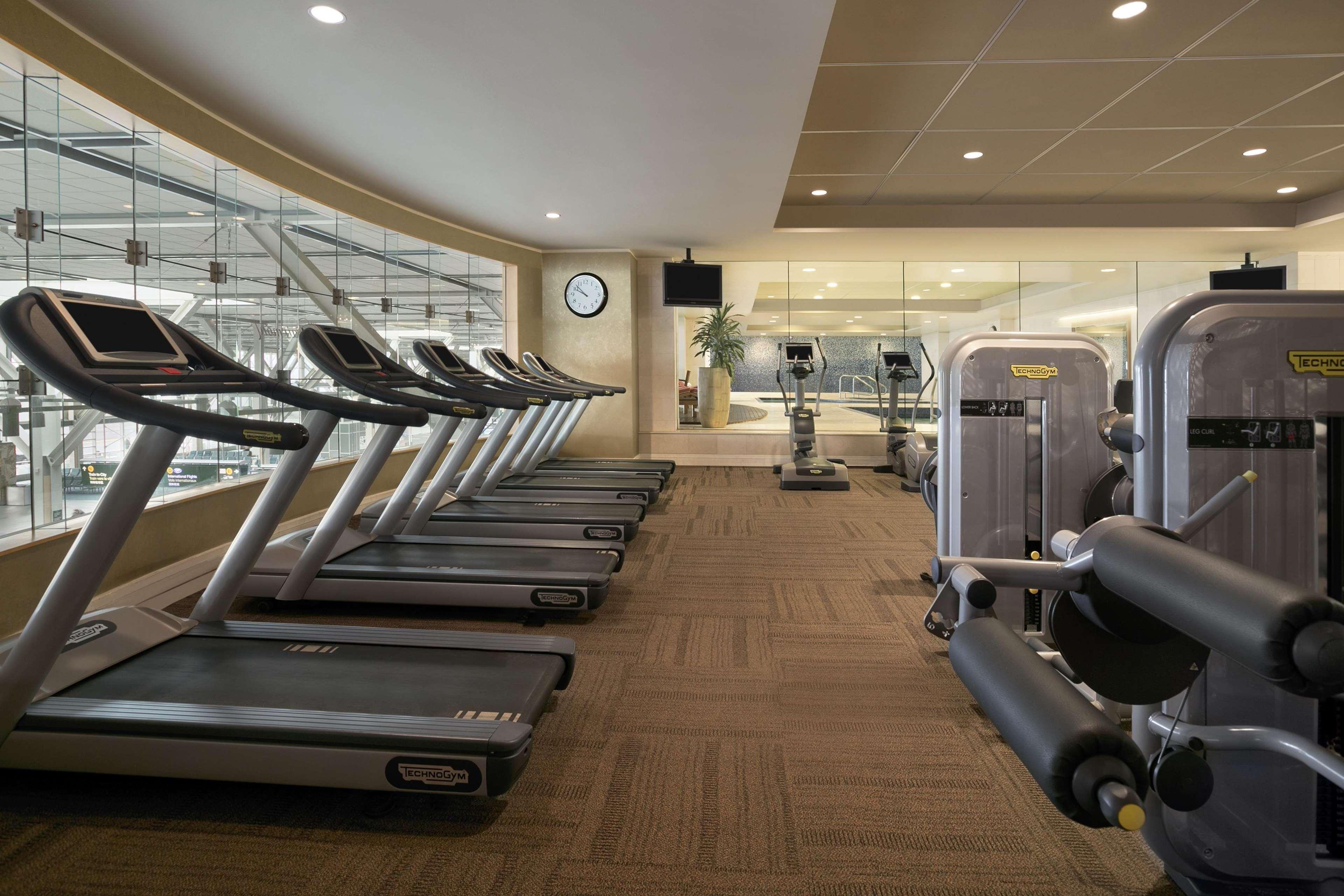 Fairmont Vancouver Airport In-Terminal Hotel Ричмънд Екстериор снимка The gym at the Westin