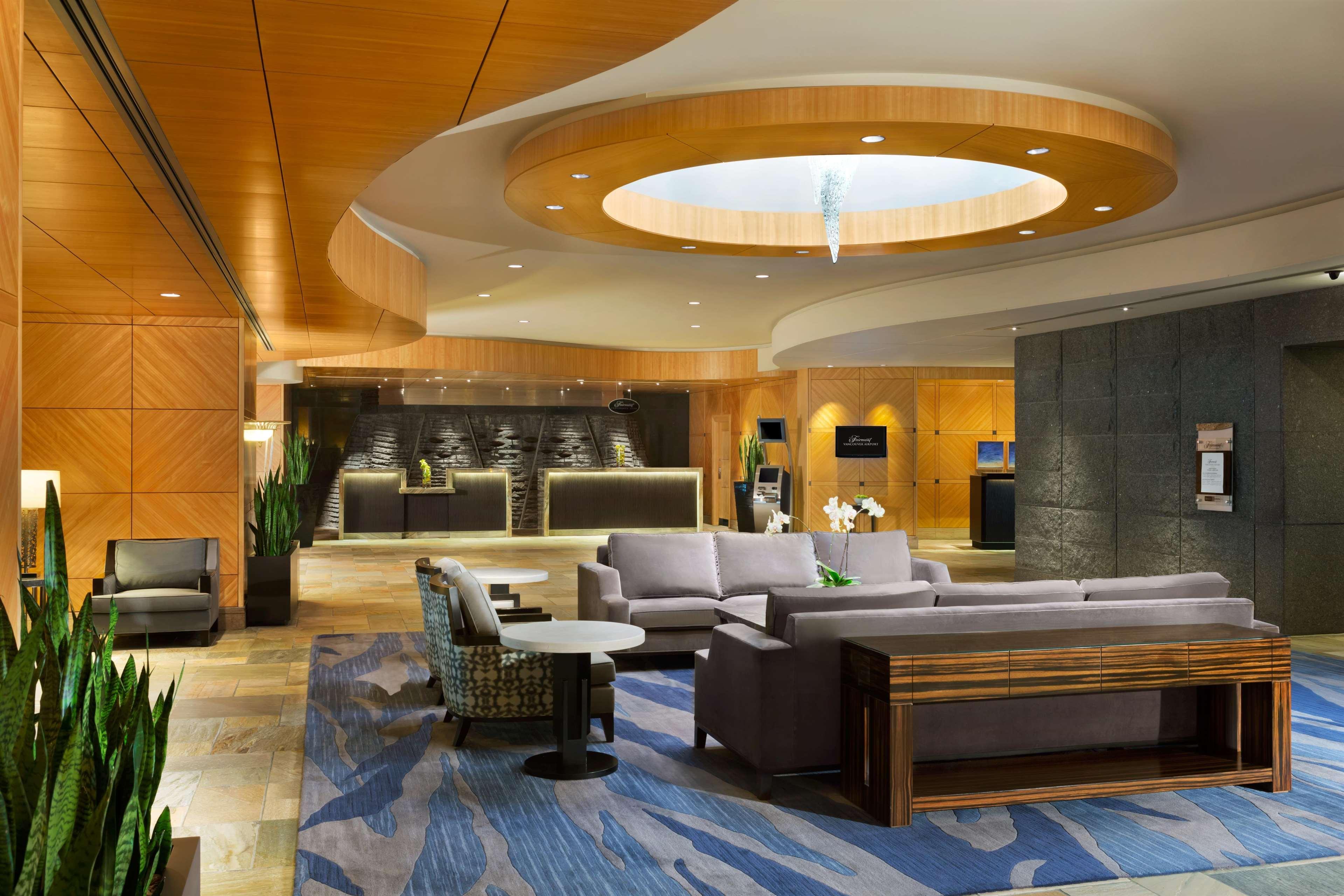 Fairmont Vancouver Airport In-Terminal Hotel Ричмънд Екстериор снимка The lobby of the Westin