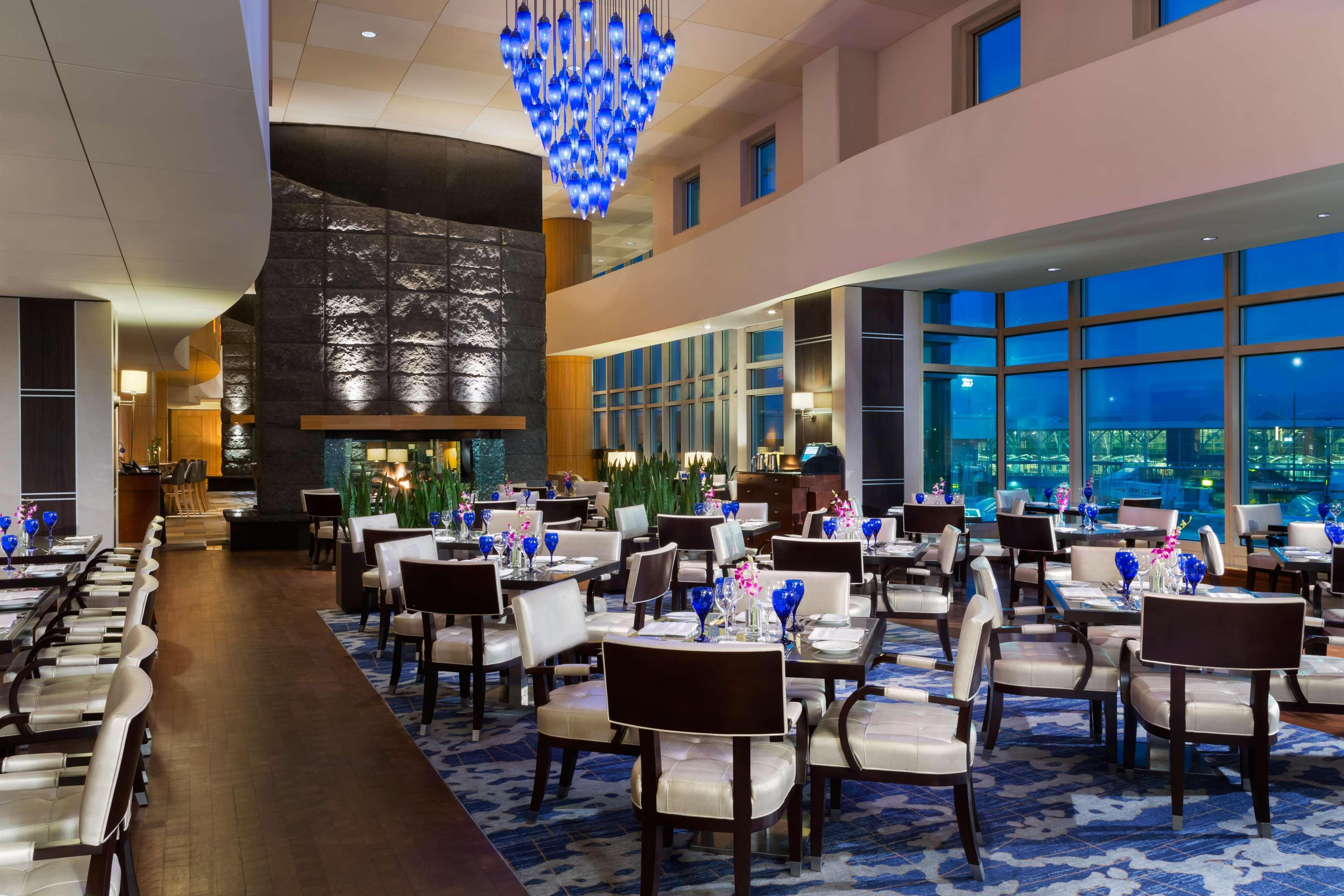 Fairmont Vancouver Airport In-Terminal Hotel Ричмънд Екстериор снимка The restaurant
