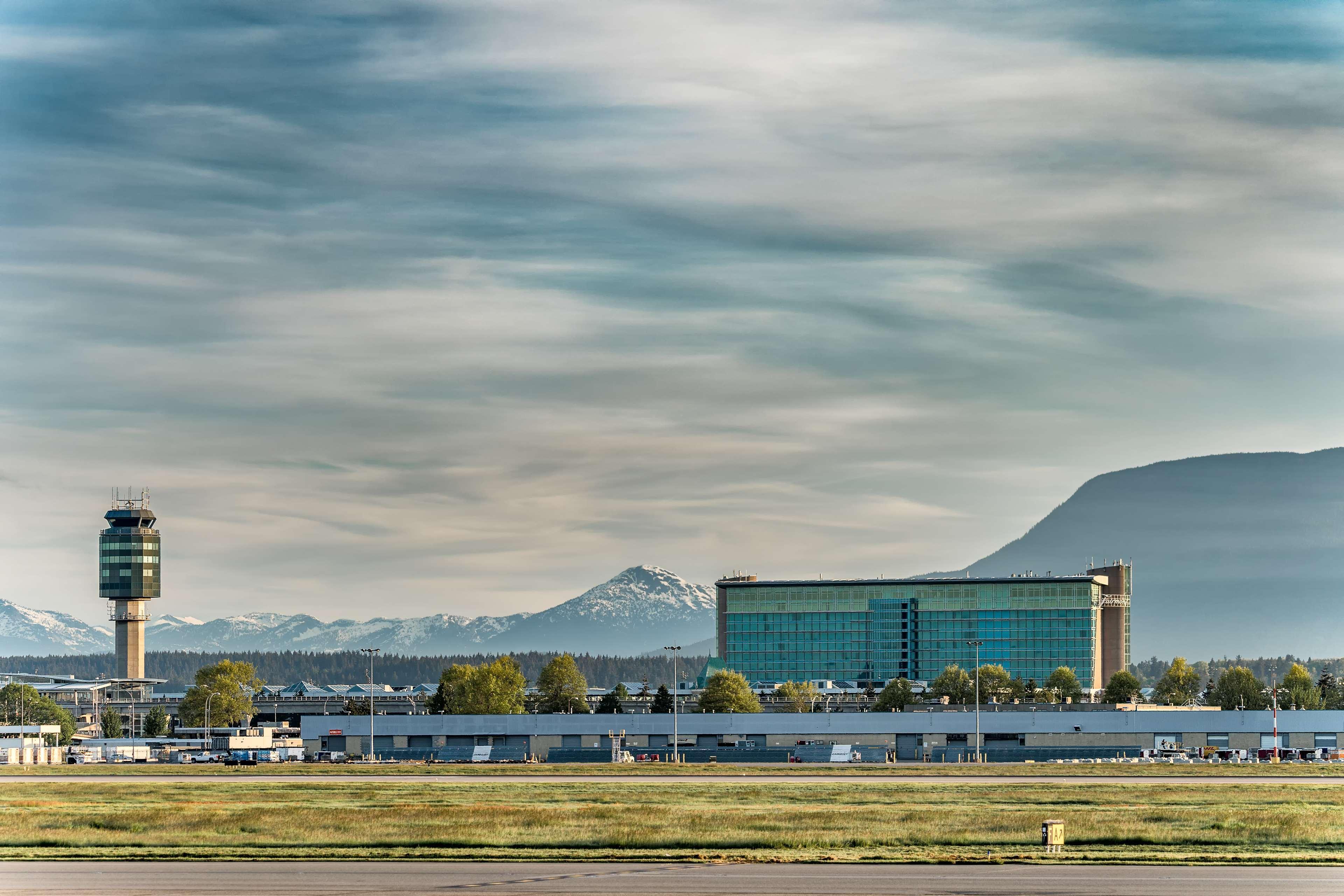 Fairmont Vancouver Airport In-Terminal Hotel Ричмънд Екстериор снимка The airport's control tower and the Marriott Salt Lake City Airport Hotel