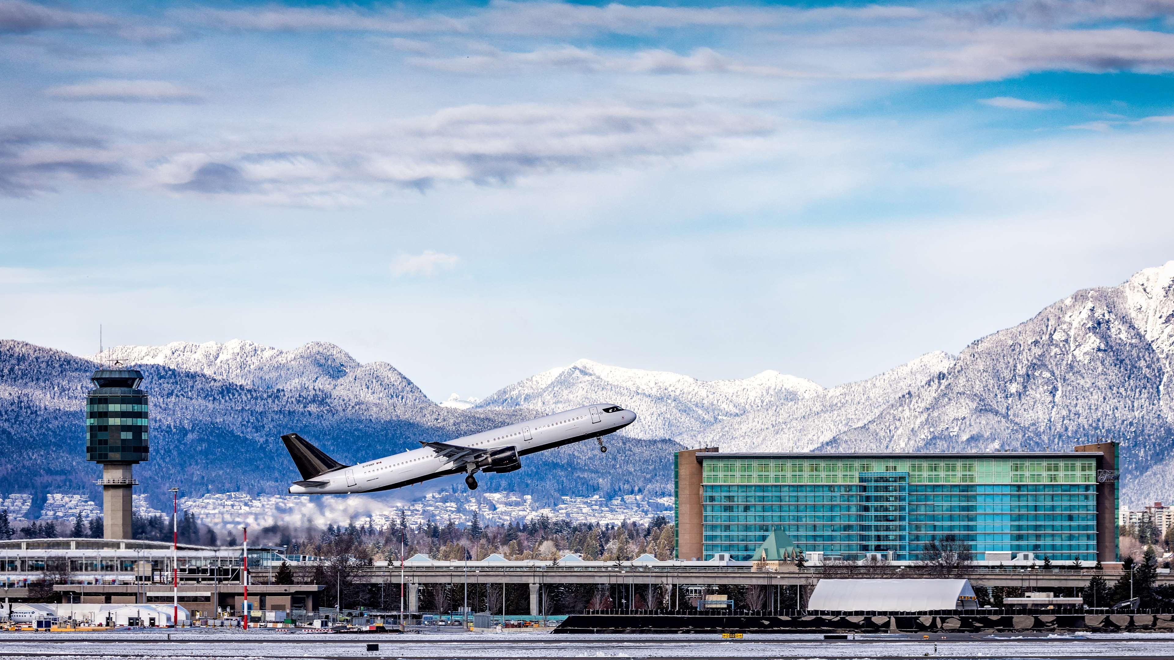 Fairmont Vancouver Airport In-Terminal Hotel Ричмънд Екстериор снимка A Boeing 777-200ER landing at Vancouver International Airport