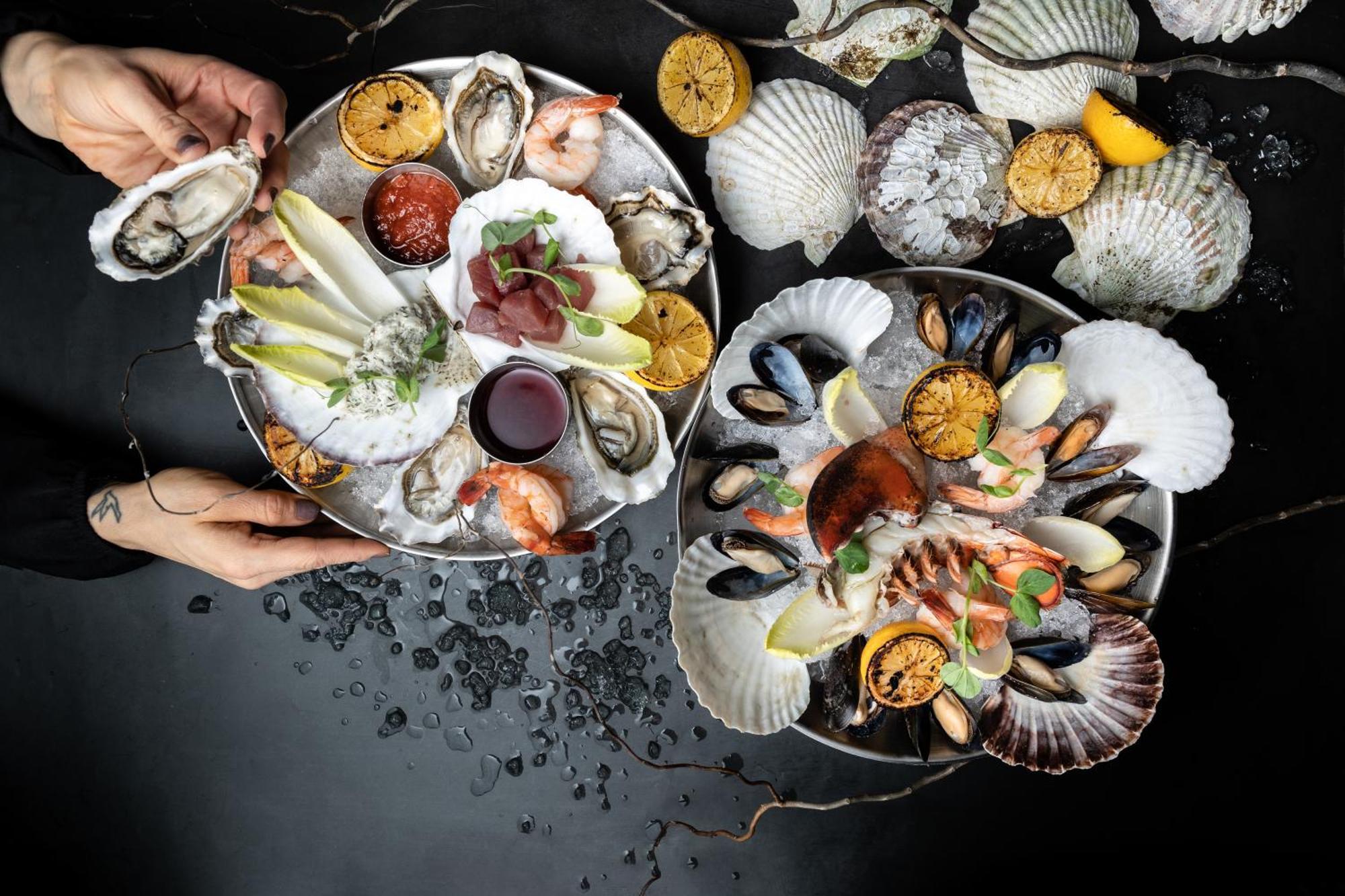 Fairmont Vancouver Airport In-Terminal Hotel Ричмънд Екстериор снимка Seafood platter