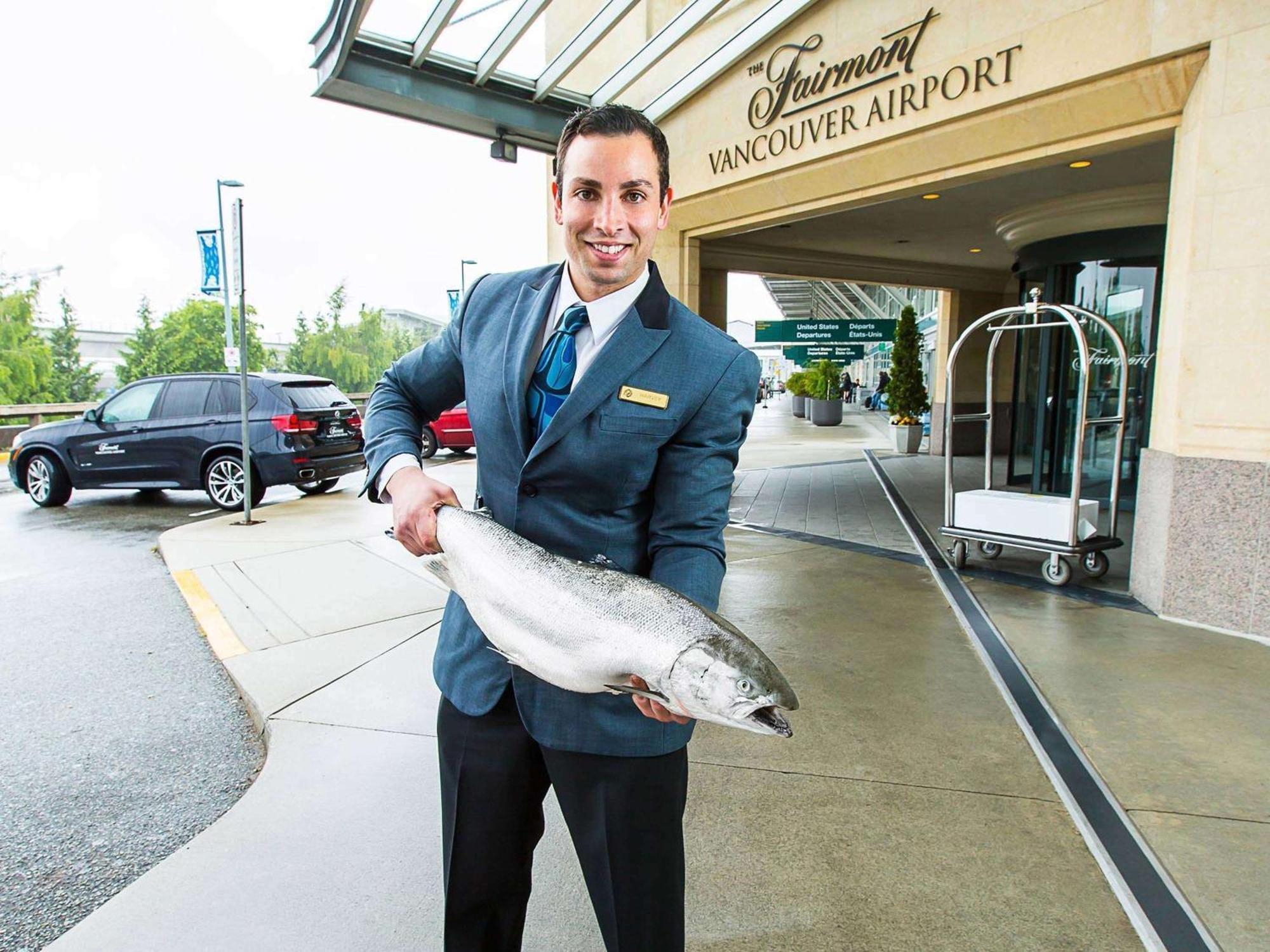 Fairmont Vancouver Airport In-Terminal Hotel Ричмънд Екстериор снимка Concierge at Vancouver International Airport