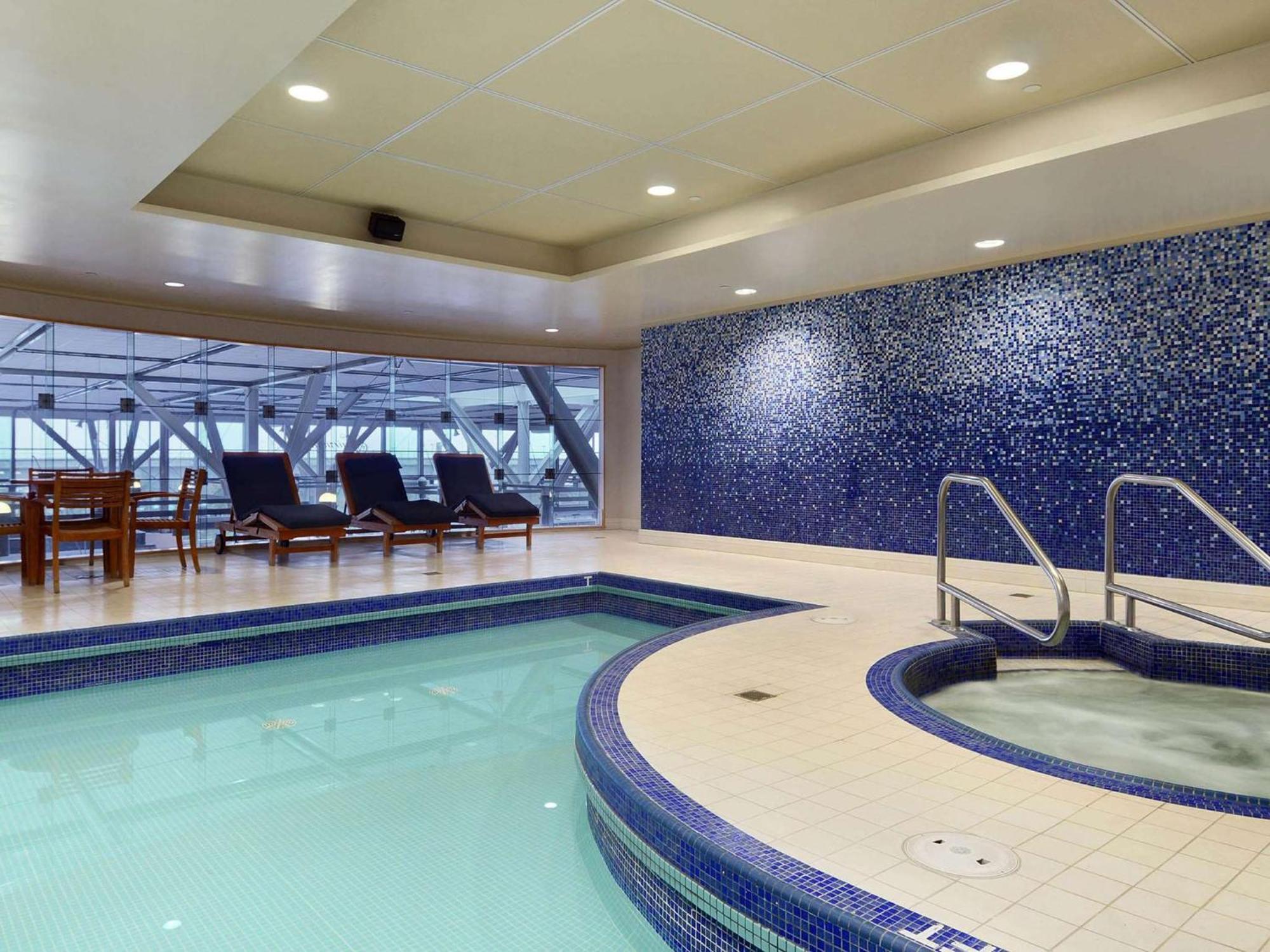 Fairmont Vancouver Airport In-Terminal Hotel Ричмънд Екстериор снимка The pool at the Sky Bar
