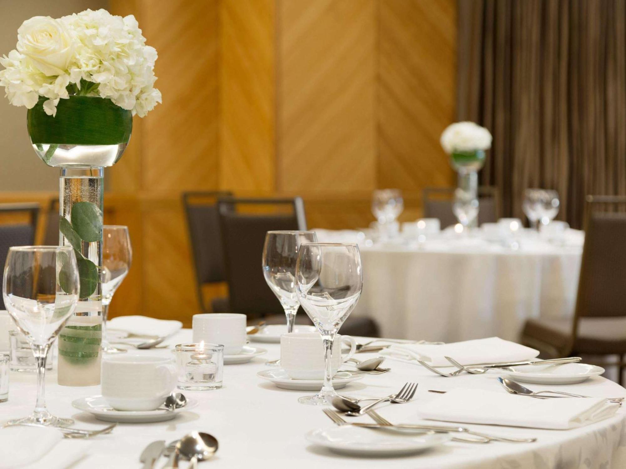 Fairmont Vancouver Airport In-Terminal Hotel Ричмънд Екстериор снимка A table set for a formal dinner
