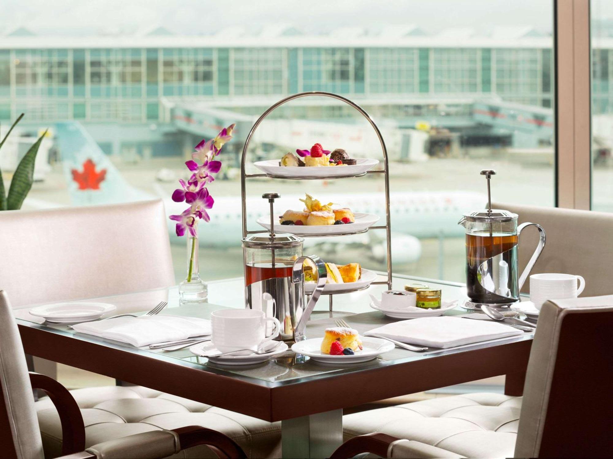 Fairmont Vancouver Airport In-Terminal Hotel Ричмънд Екстериор снимка Afternoon tea at the airport