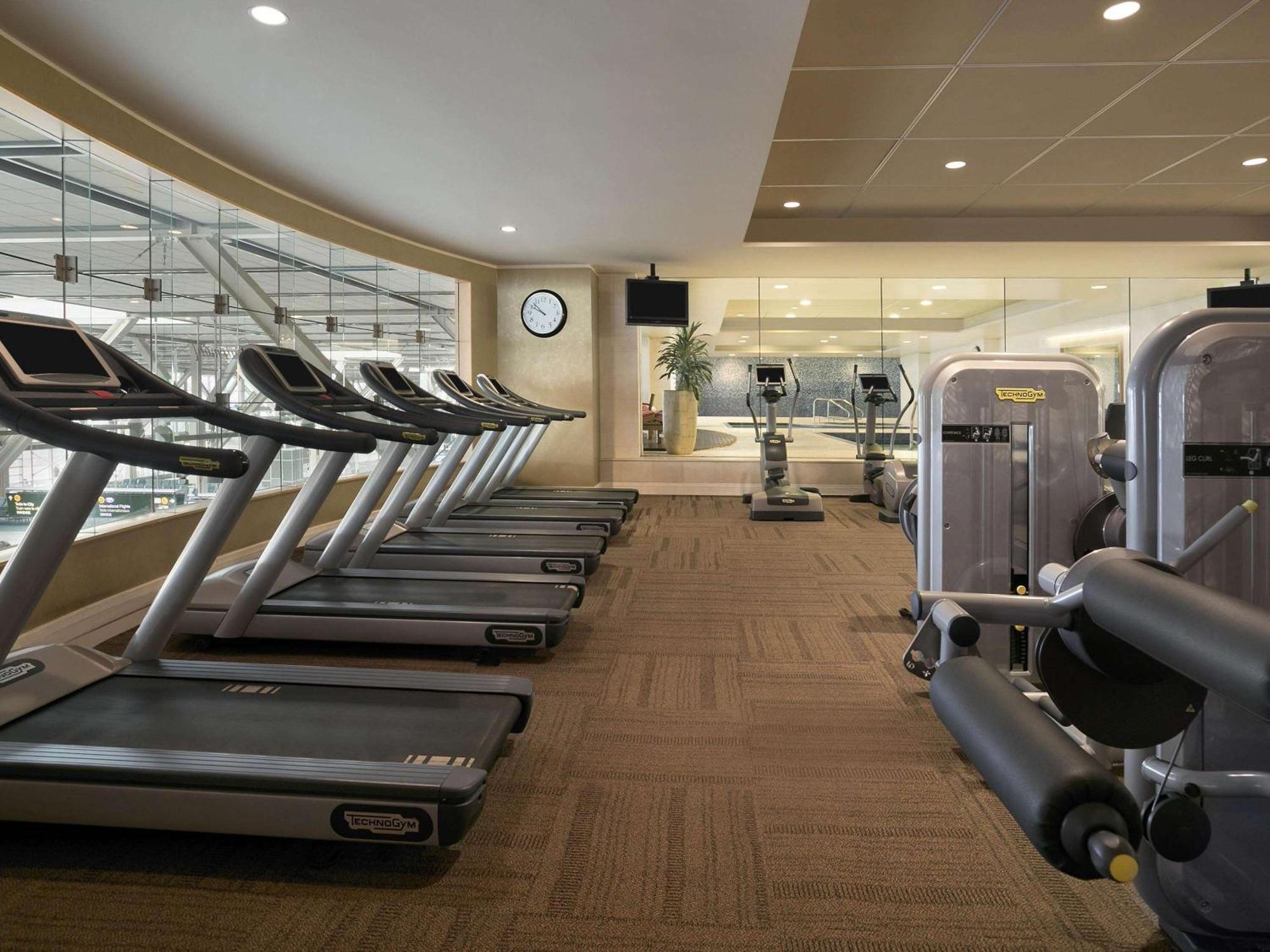 Fairmont Vancouver Airport In-Terminal Hotel Ричмънд Екстериор снимка The gym at the Westin