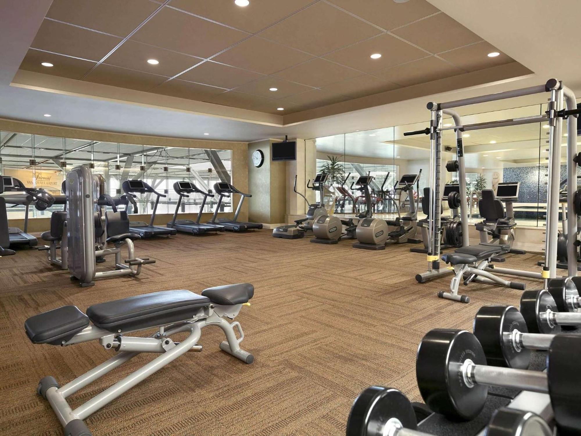 Fairmont Vancouver Airport In-Terminal Hotel Ричмънд Екстериор снимка A typical gym