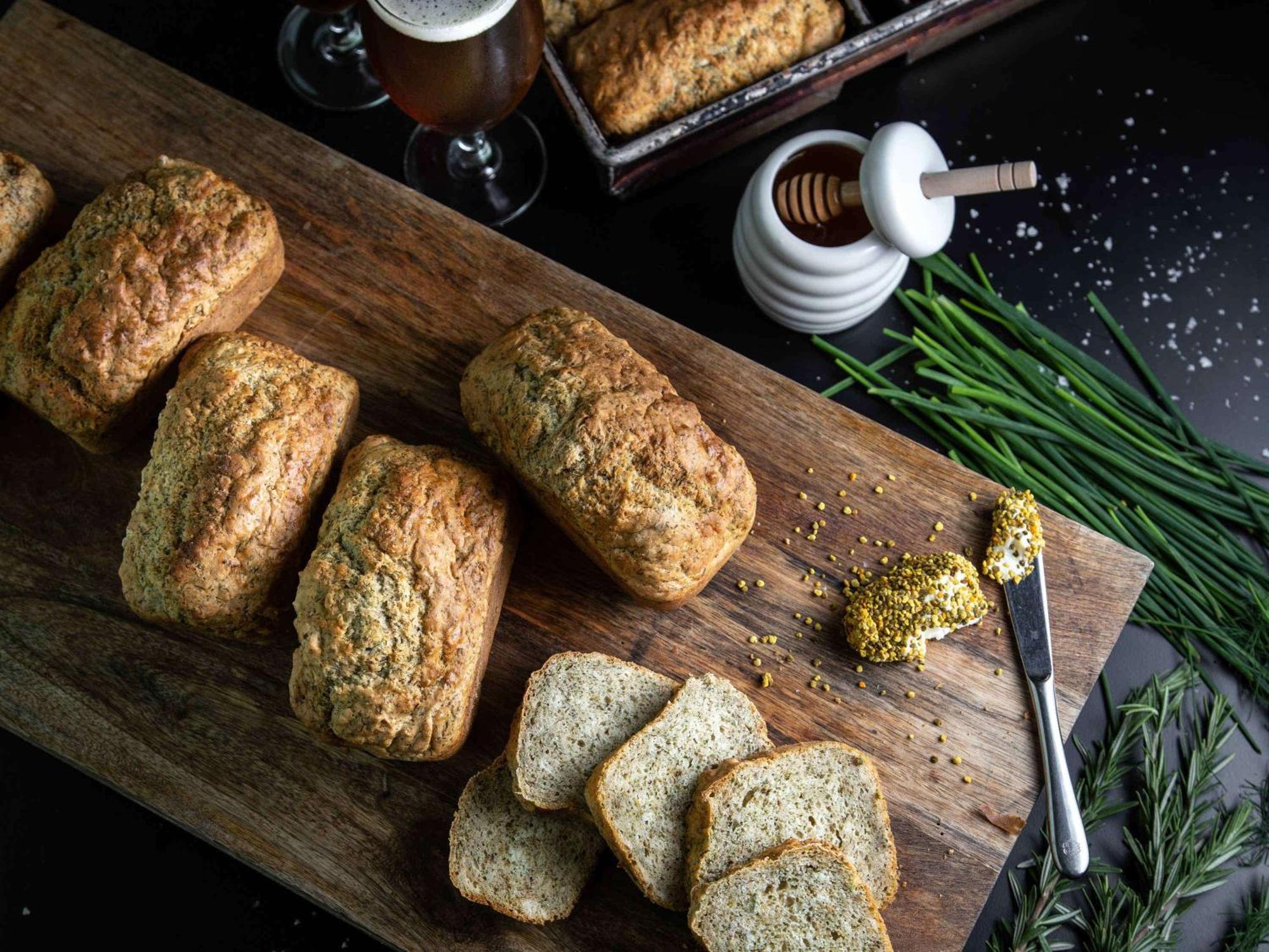 Fairmont Vancouver Airport In-Terminal Hotel Ричмънд Екстериор снимка Beer bread