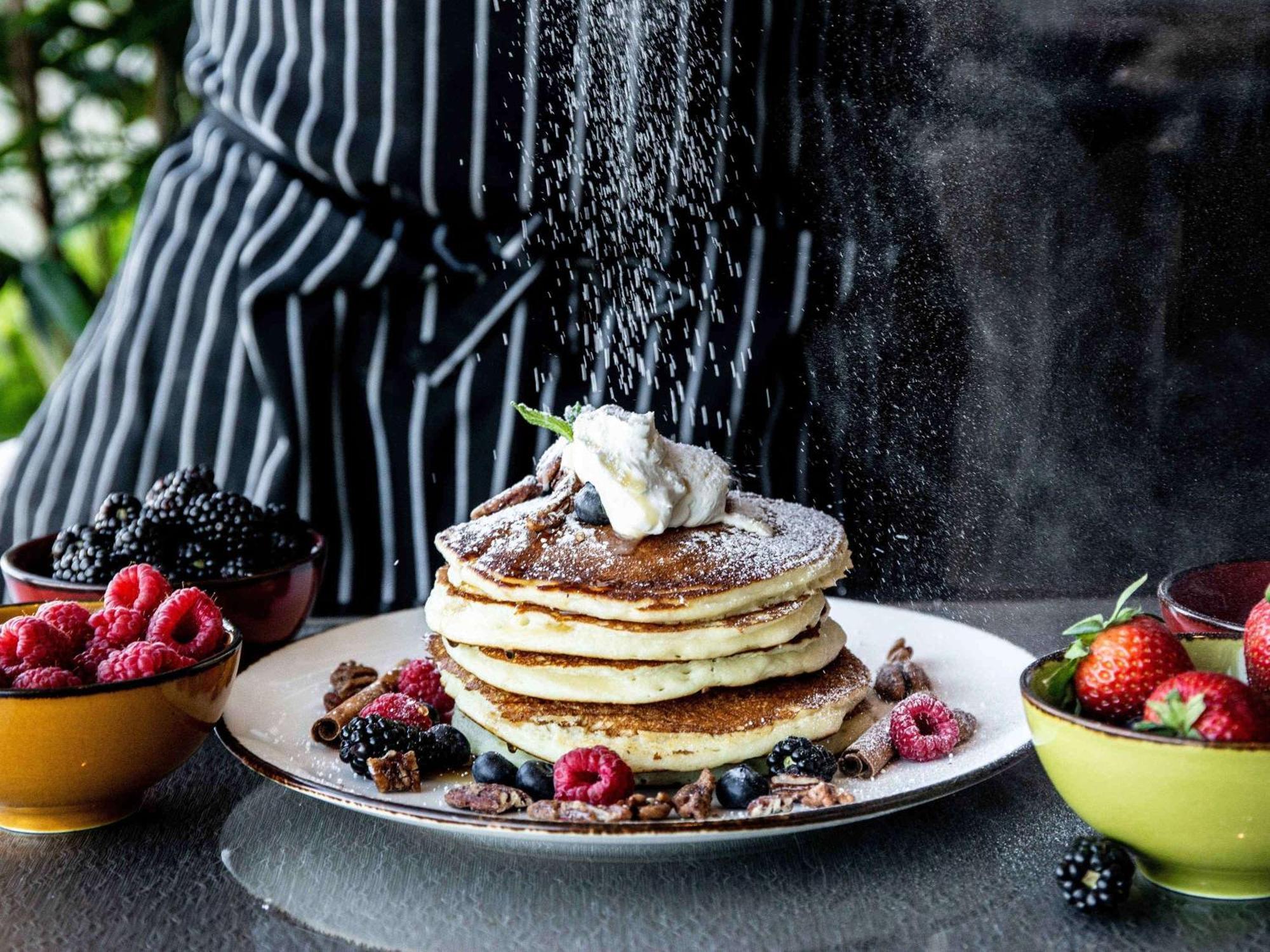 Fairmont Vancouver Airport In-Terminal Hotel Ричмънд Екстериор снимка A stack of pancakes with fruit