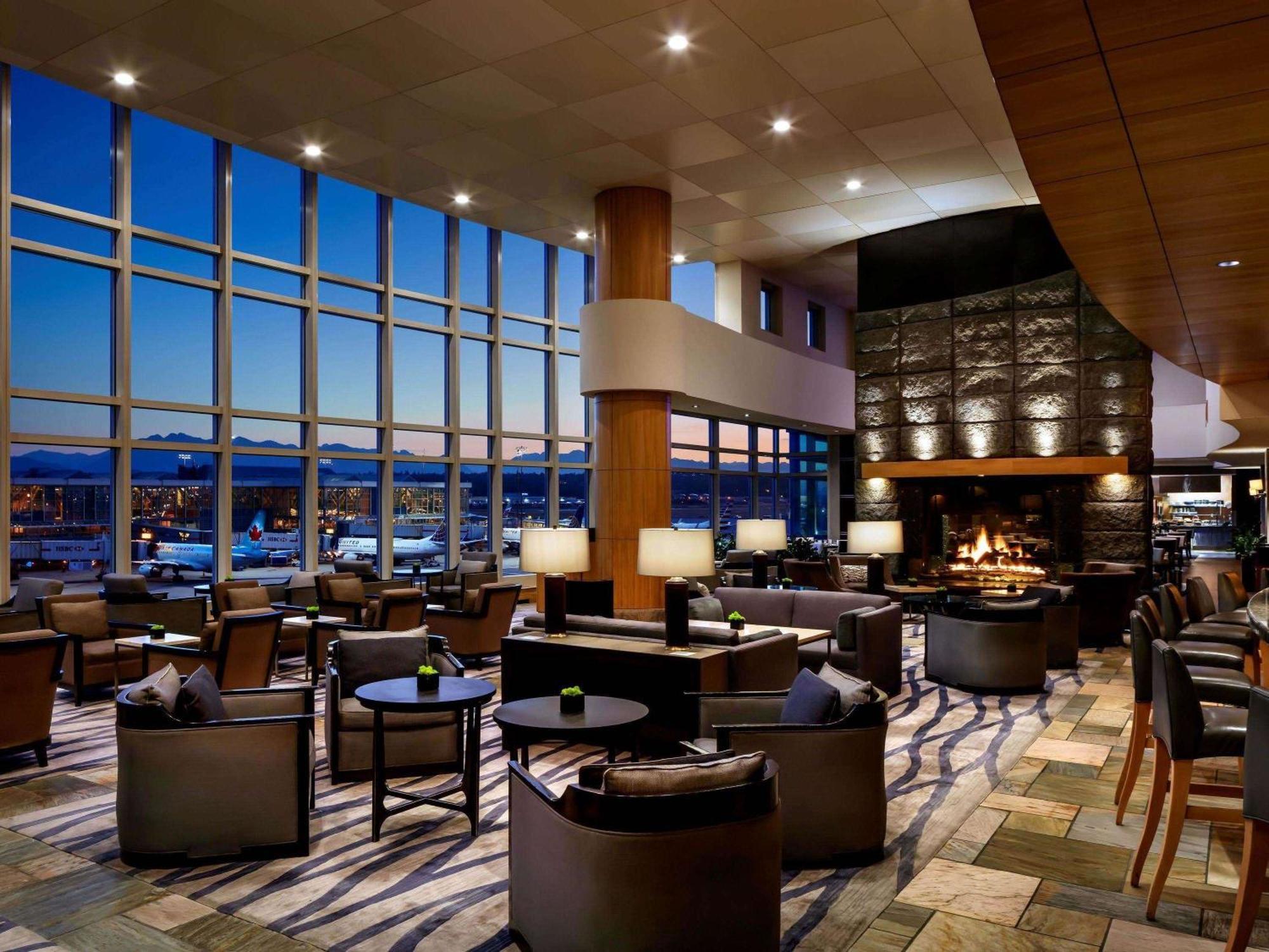 Fairmont Vancouver Airport In-Terminal Hotel Ричмънд Екстериор снимка The lounge at the airport
