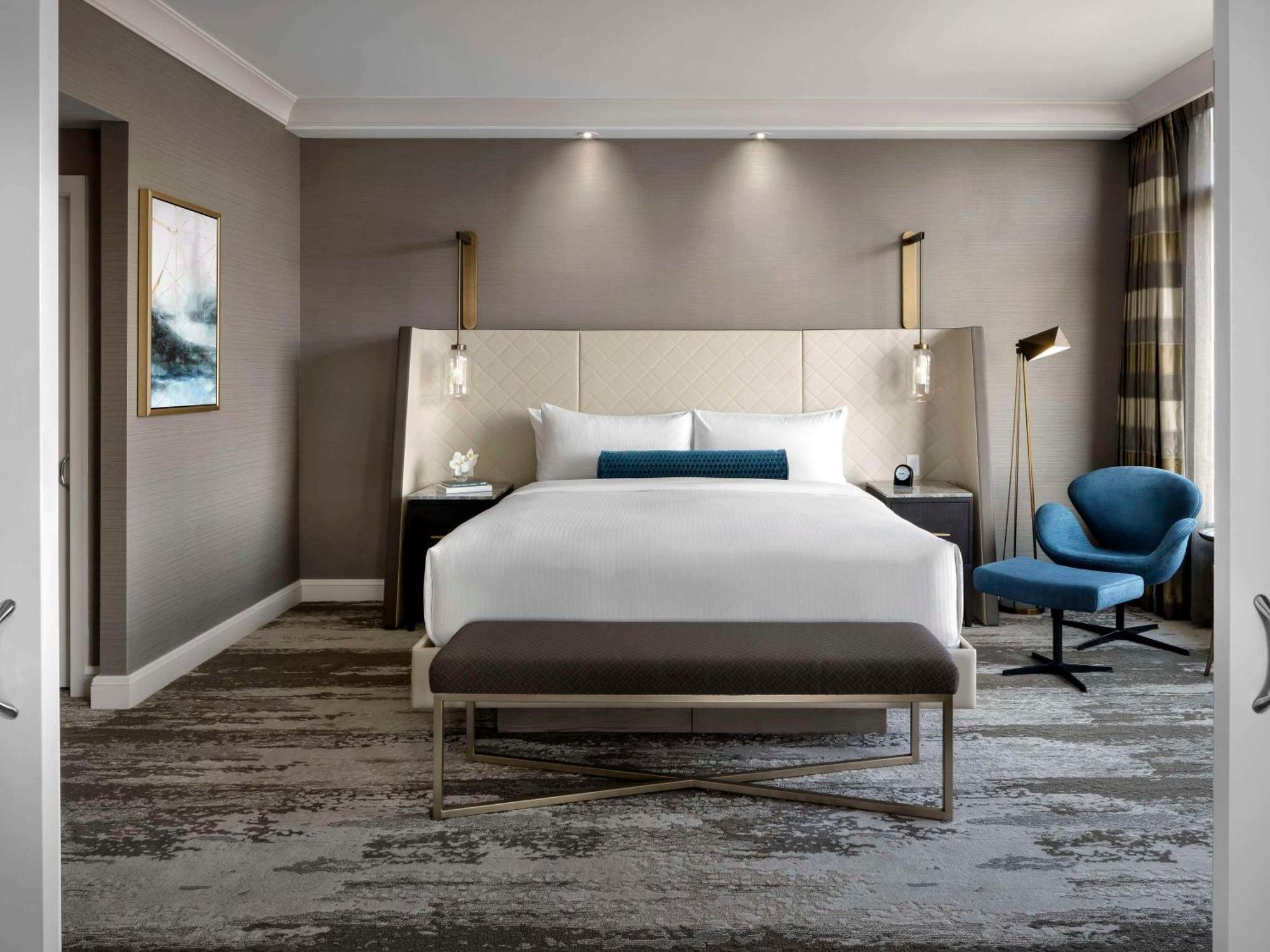 Fairmont Vancouver Airport In-Terminal Hotel Ричмънд Екстериор снимка A guest room at the hotel