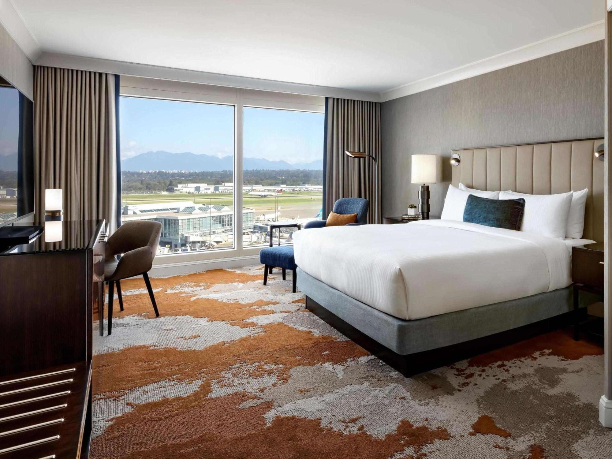 Fairmont Vancouver Airport In-Terminal Hotel Ричмънд Екстериор снимка A guest room at the hotel