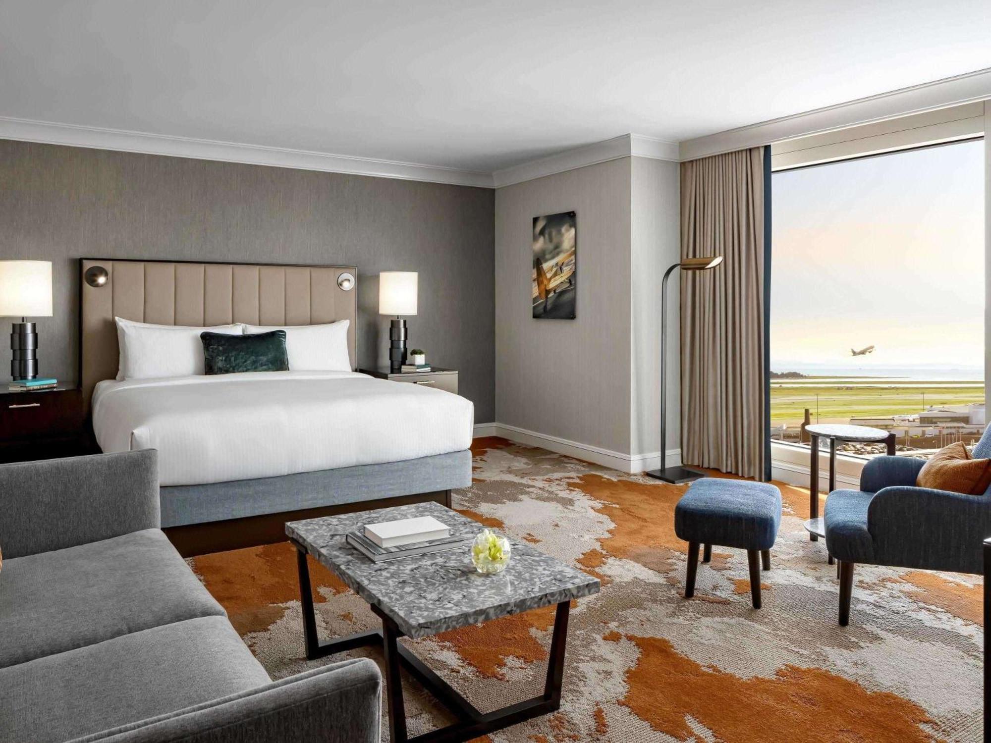 Fairmont Vancouver Airport In-Terminal Hotel Ричмънд Екстериор снимка A guest room at The Westin Ottawa