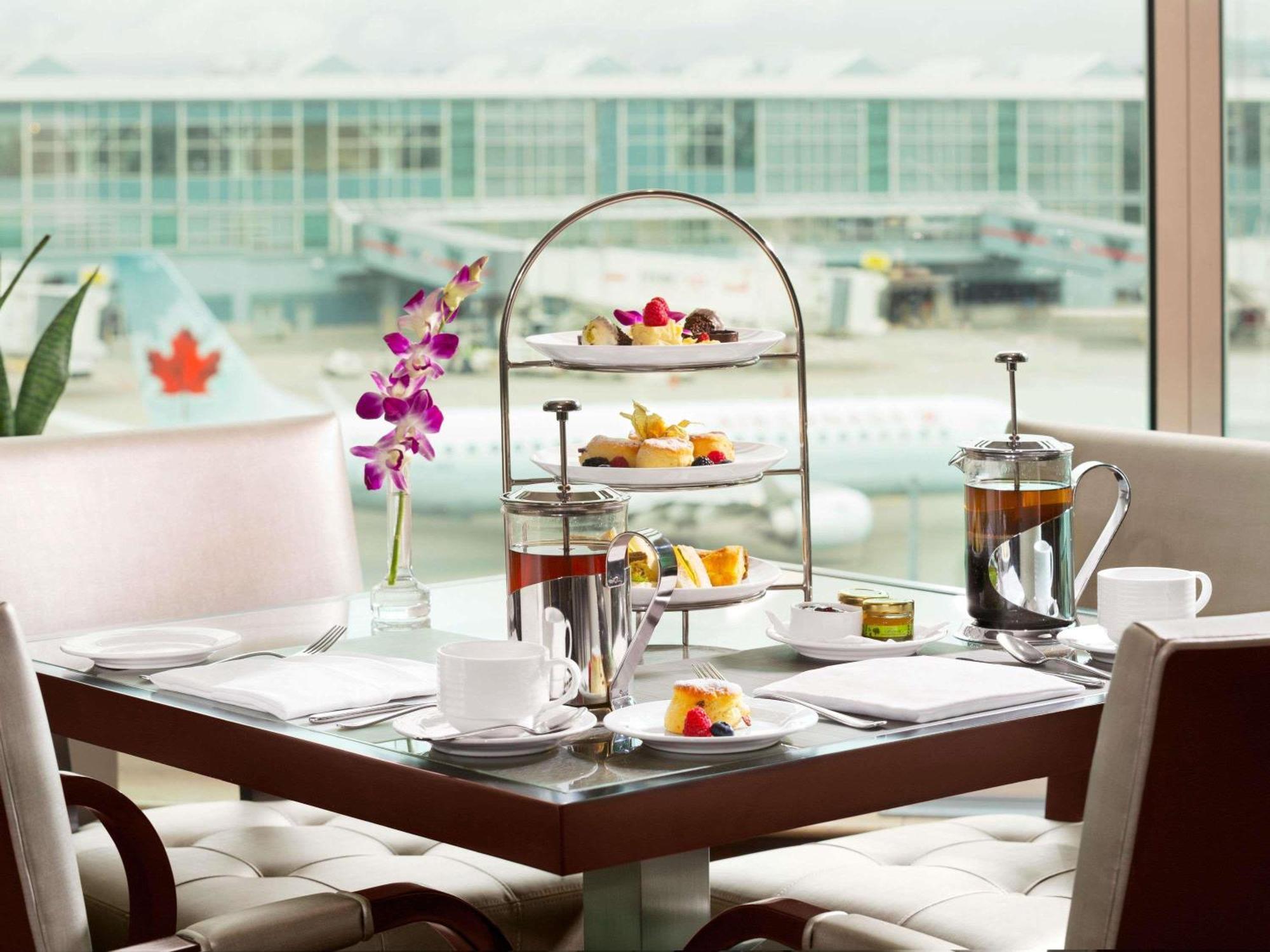 Fairmont Vancouver Airport In-Terminal Hotel Ричмънд Екстериор снимка