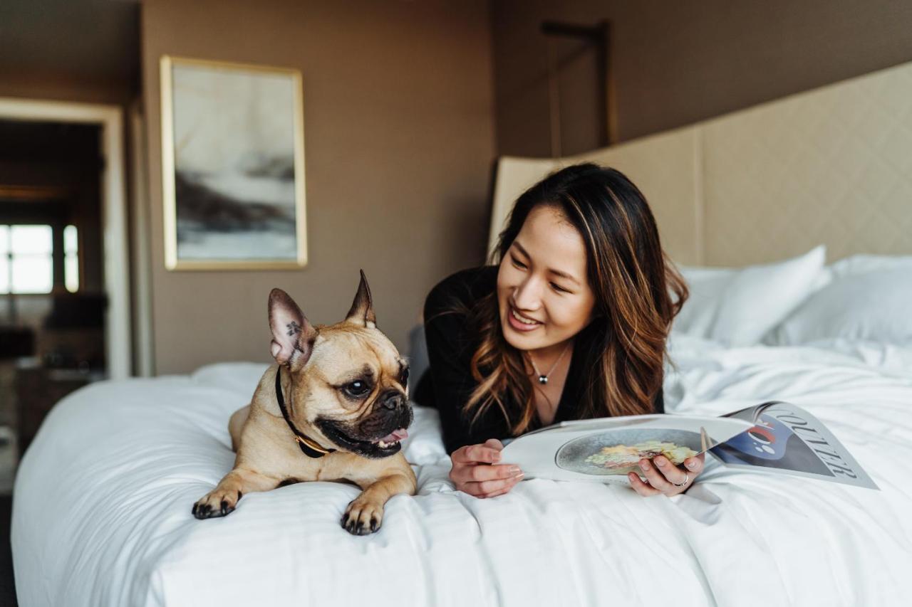 Fairmont Vancouver Airport In-Terminal Hotel Ричмънд Екстериор снимка A woman with her dog at a Four Seasons Hotel