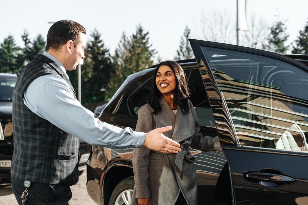 Fairmont Vancouver Airport In-Terminal Hotel Ричмънд Екстериор снимка A chauffeur opening a car door for a passenger